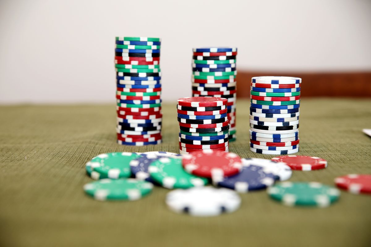 Chip kasino bertumpuk di atas meja