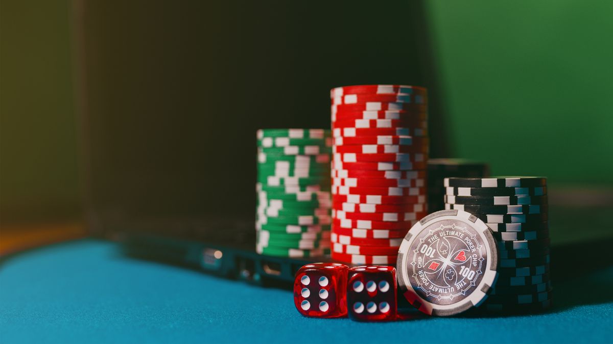 Chip kasino dan kartu pada meja permainan daring