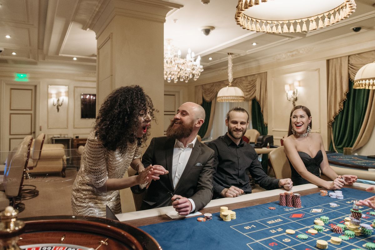 Pemain poker memegang kartu di meja